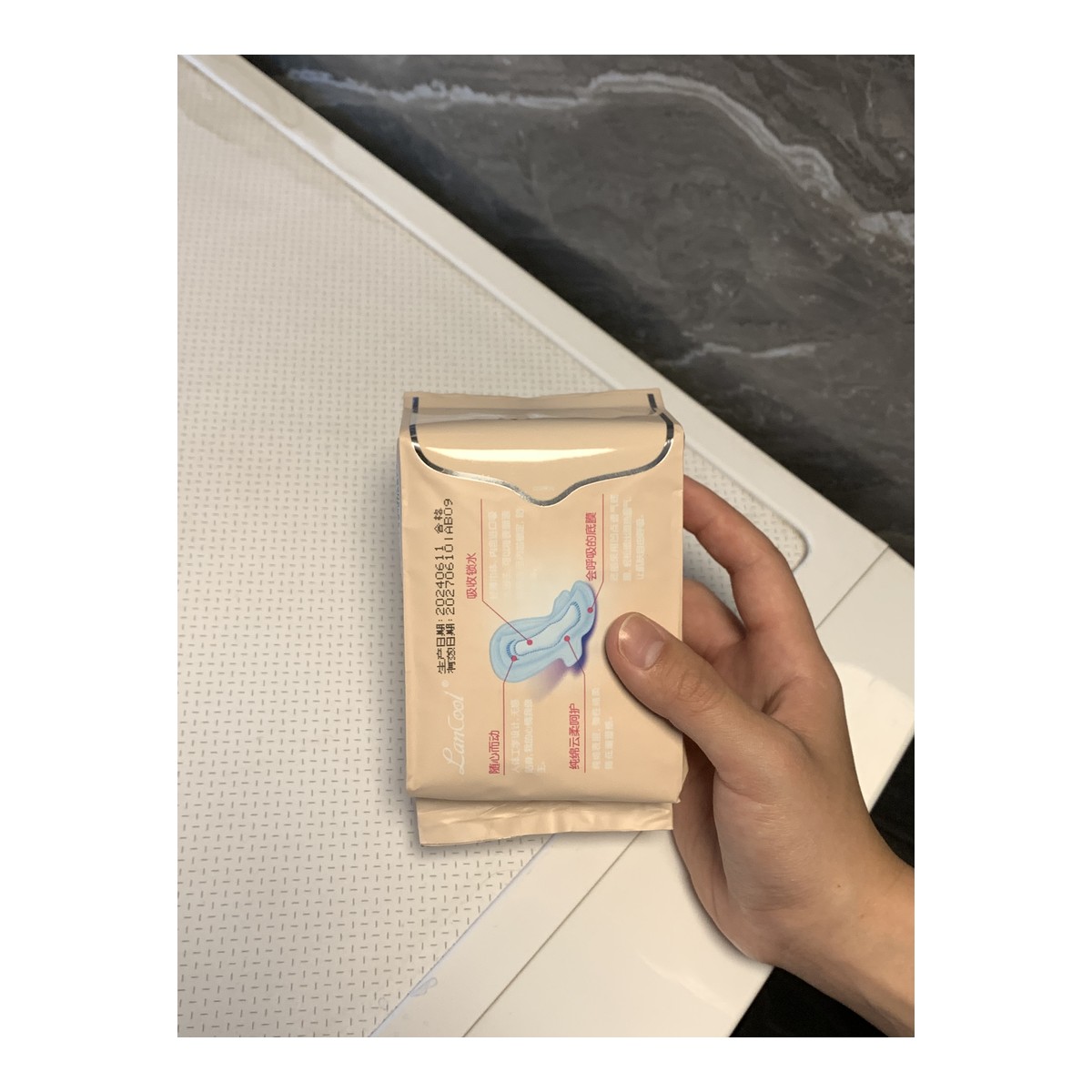 245mm Soft Cotton Day Use Sanitary Pads for OEM Supply 245mm Soft Cotton Day Use Sanitary Pads for OEM Supply product photo